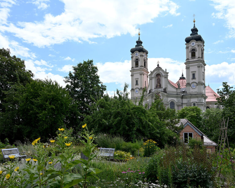 Die Türme von St. Alexander und Theodorbestimmen das Stadtbild von Ottobeuren und überragen auch Kneipps kleines Kräutergärtchen.