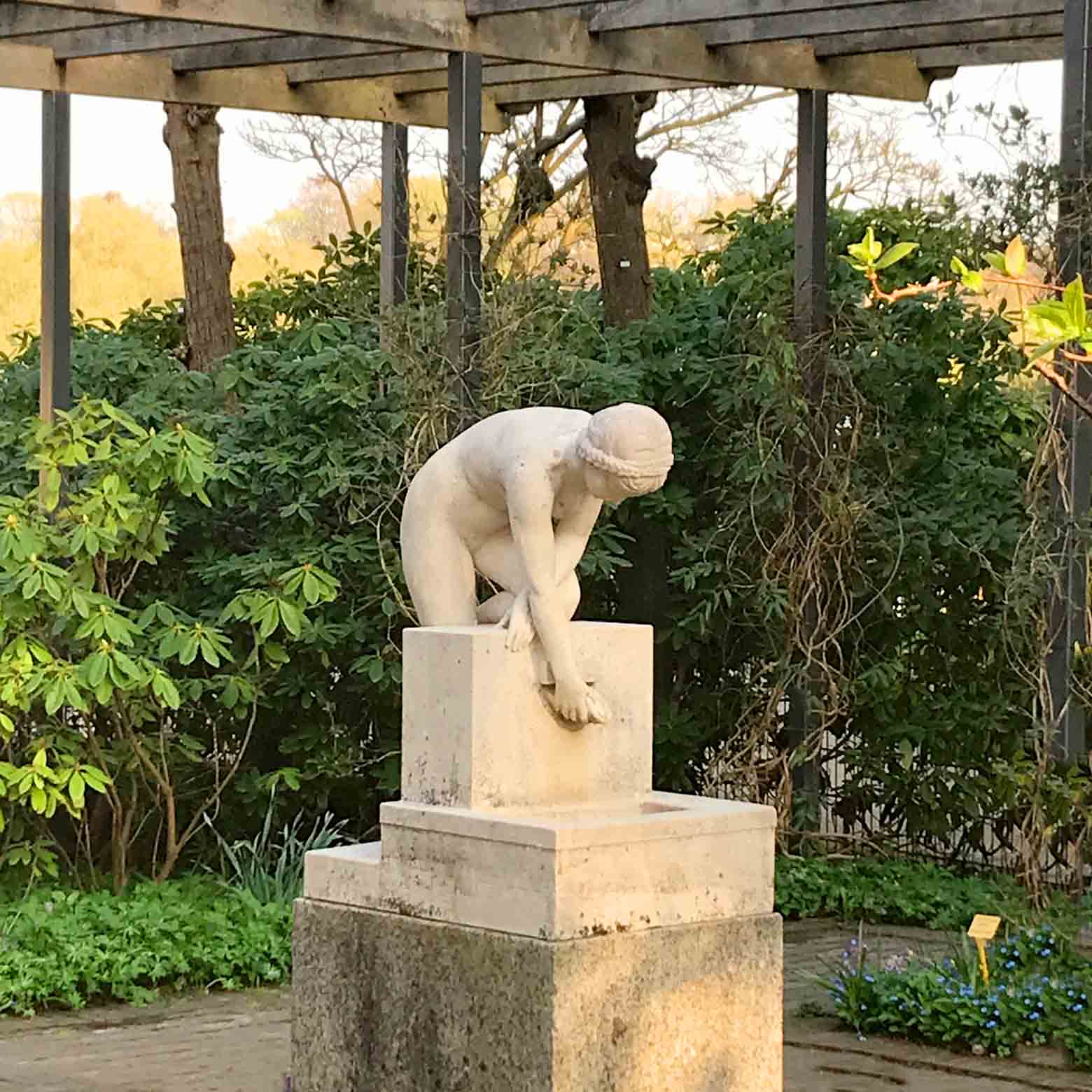 Wasserschöpfendes Mädchen oder auch "Dorothea" wird die Skulptur im Lübecker Schulgarten genannt.