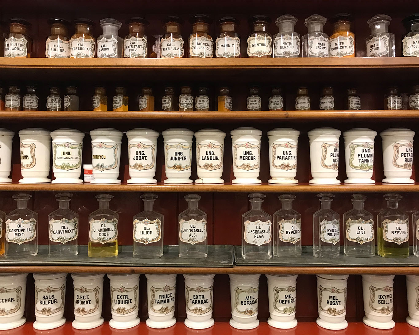 Regalwand mit Apothekengläsern und Aufbewahrungsgefässen in der historischen Apotheke Farmacia Sant'Anna in Bolzano.