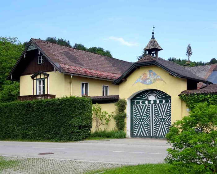 Über dem Tor zum Klosterhof trohnt das Glöckchen.