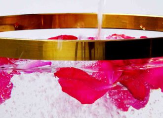 Das Leben und die Liebe feiern mit einer Rosenblätterbowle.
