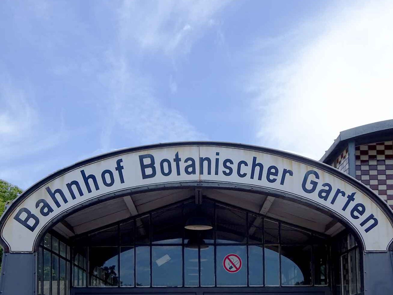 Der Berliner Botanische Garten besitzt wie der Vatikan einen eigenen Bahnhof, oder genauer gesagt eine S-Bahnstation.