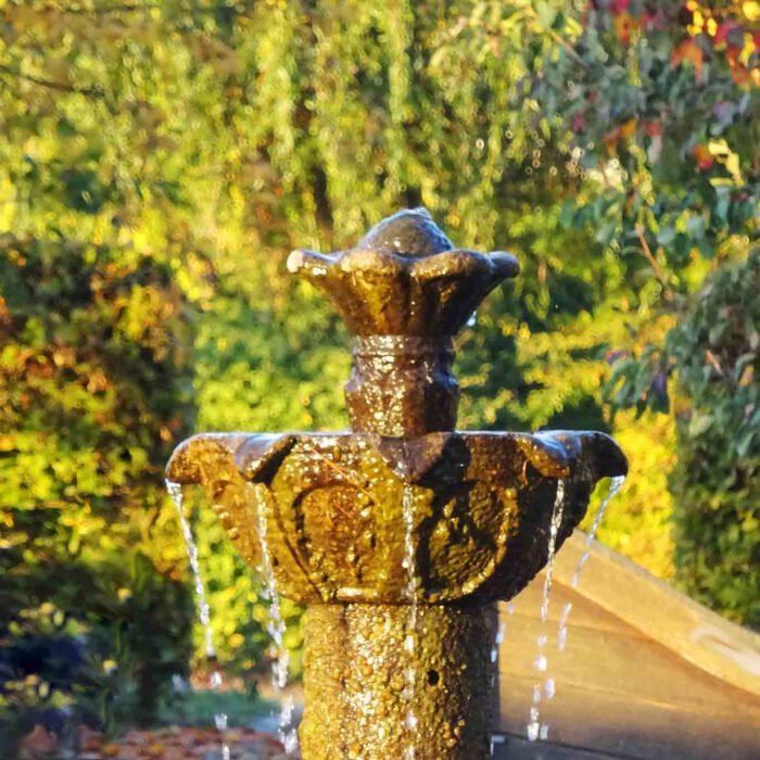 Der wasserspendende Brunnen bildet den Mittelpunkt des Klostergartens - entsprechend den klassischen Vorgaben.