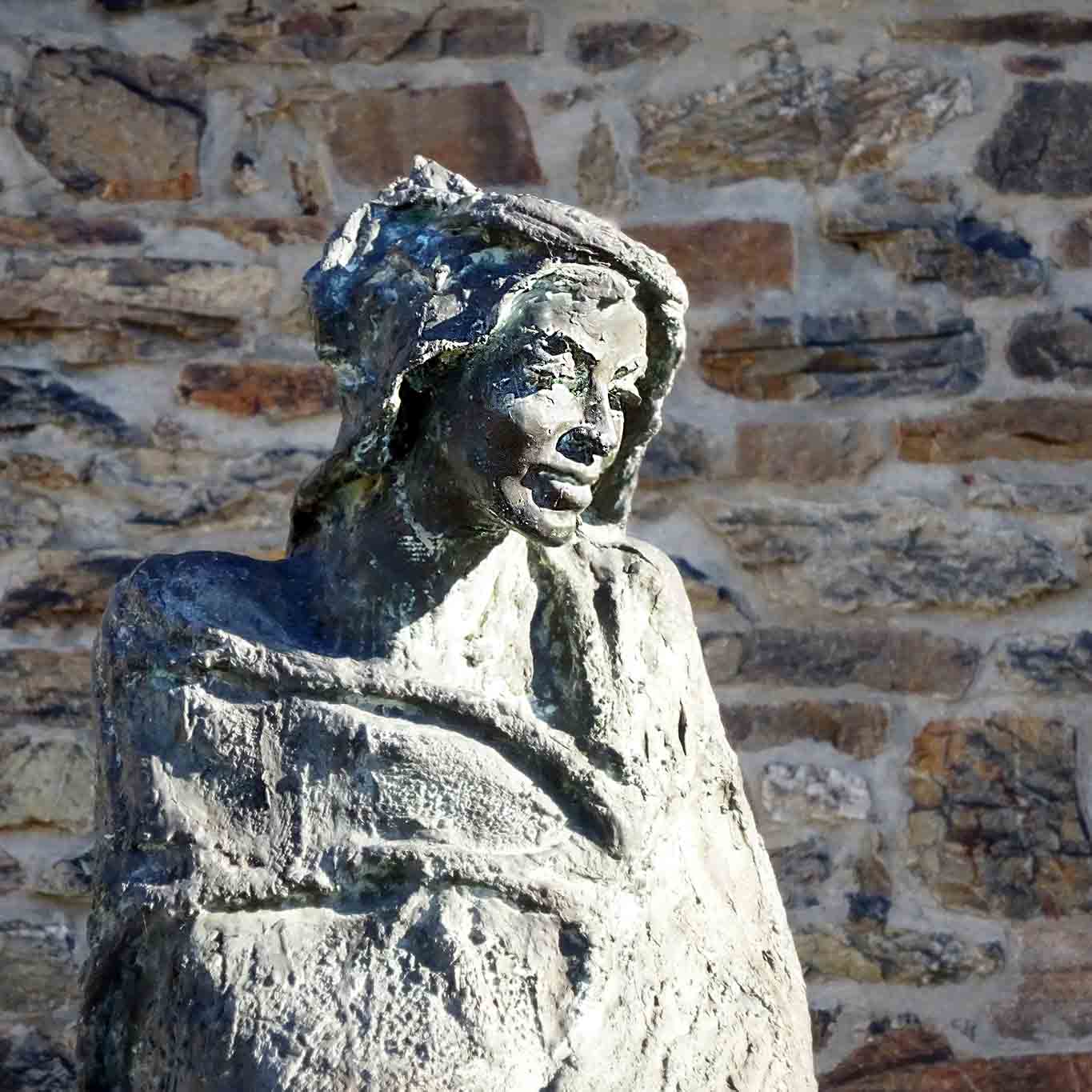 Bronzestatue der Heiligen Hildegard von Bingen vor der Kirche in Rupertsberg unweit des Standortes ihres ersten Klosters.