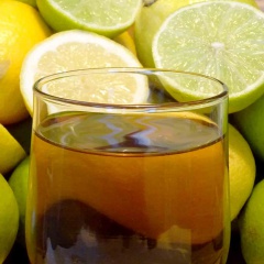 Ein Schuss Zitrone in den Tee bringt eine kleine Portion Vitamin C.