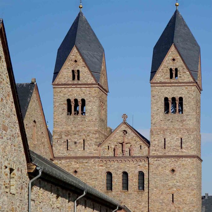 Die Türme der Stiftskirche der Eibinger Abtei St. Hildegard.