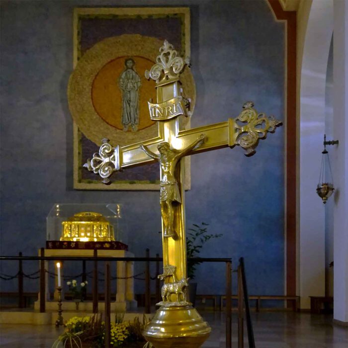 Der Schrein mit den Gebeinen steht oberhalb des Altars im Zentrum des Kirchenschiffes.