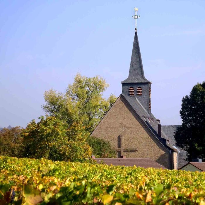 Die Eibinger Pfarrkirche Johannes des Täufers ist zugleich die Wallfahrtskirche St. Hildegard.