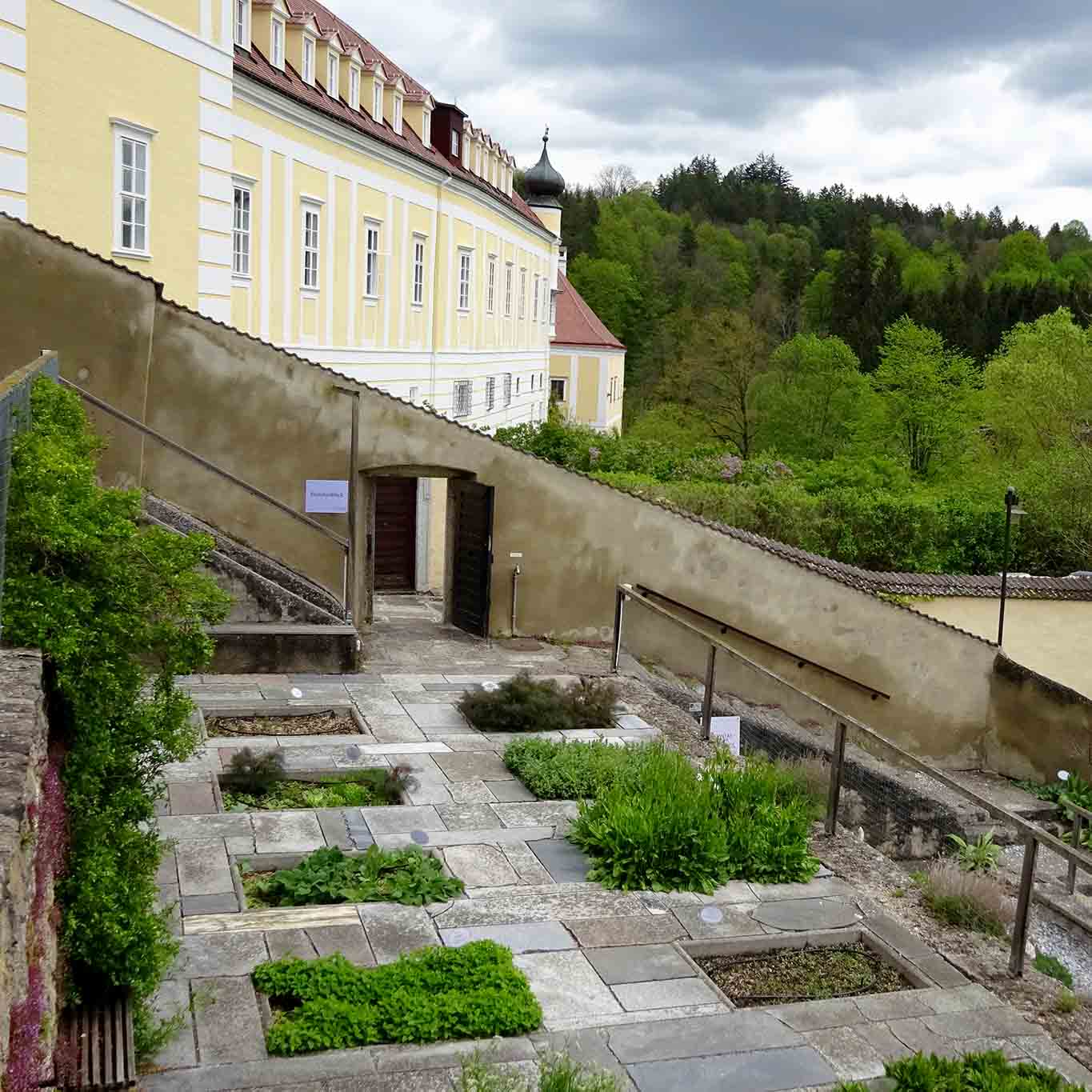 Blick auf die Terrassengärten des Stifts Zwettl.