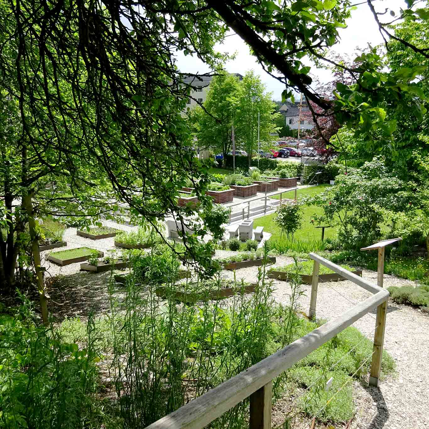 Blick in den Klostergarten des TEM-Gesundheitszentrums Bad Mühlacken.