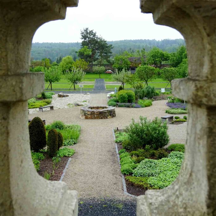 Durchblick in den Garten der Religionen.