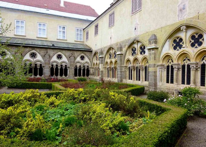 Der Kreuzgarten im Stift Zwettl.