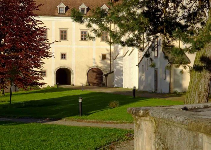 Klosterhof Stift Geras im Abendlicht mit Blick auf die Salzkammer.