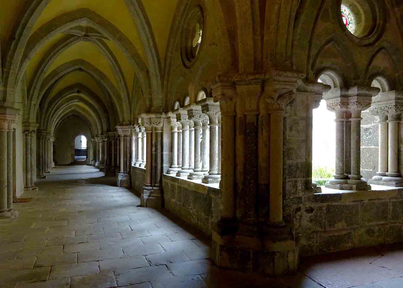 Kreuzgang mit Rippengewölbe im Stift Zwettl.