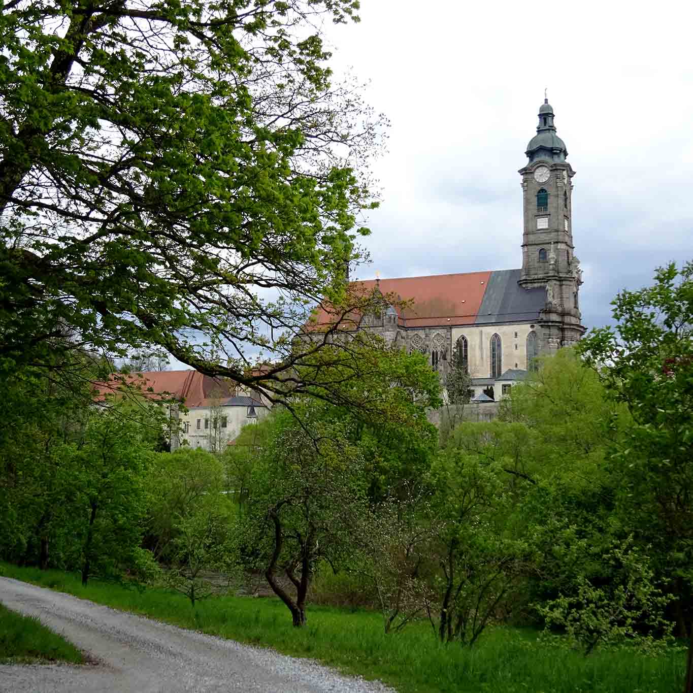 Am Ufer des Flüsschen Kamp ragt das Stift Zwettl empor.