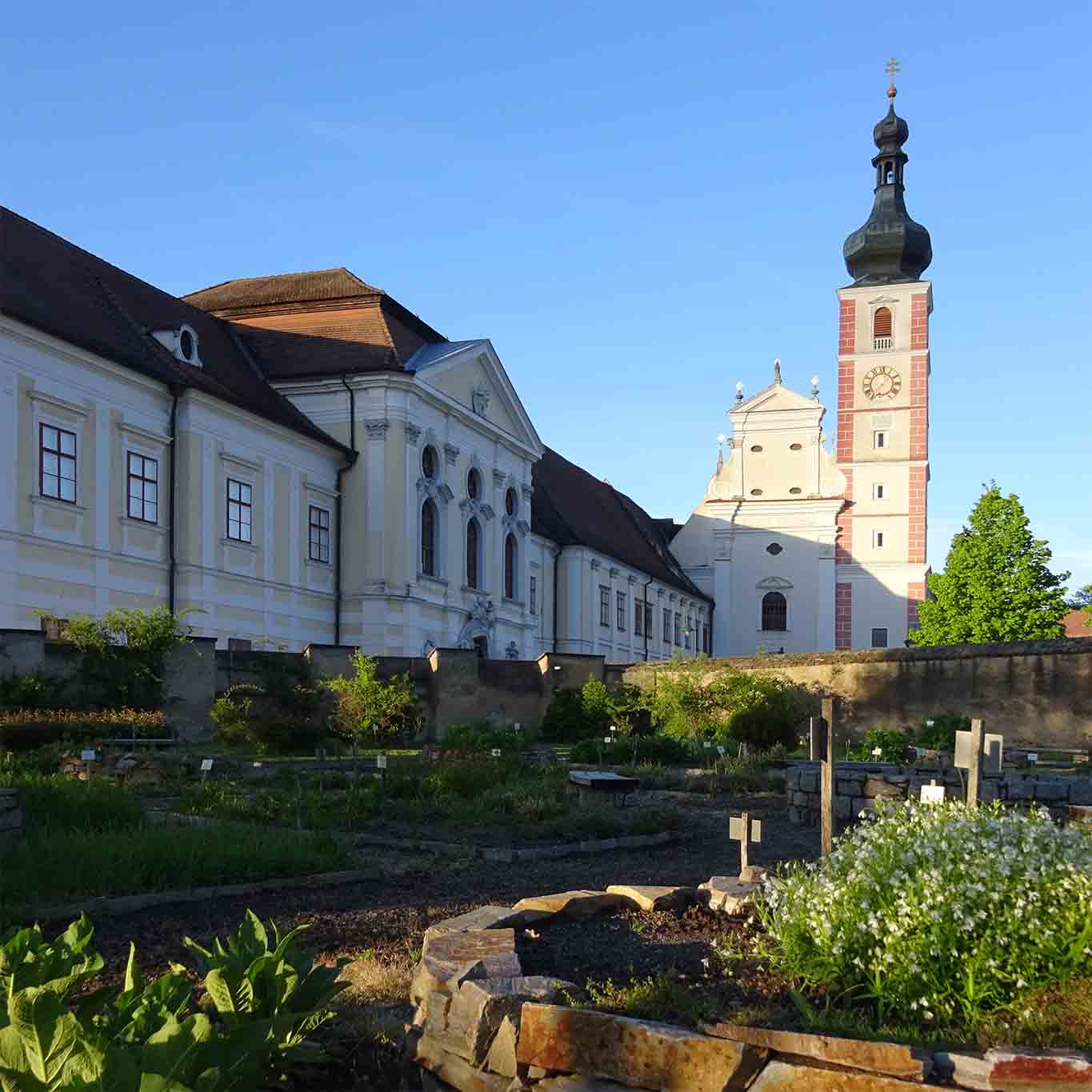 Der Kräutergarten des Stiftes Geras im Abendlicht.