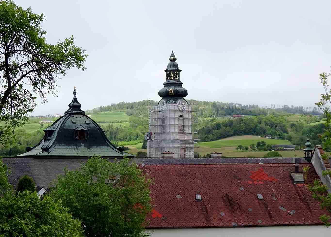 In den Donauauen oberhalb von Linz versteckt sich das Zisterzienserstift Wilhering.