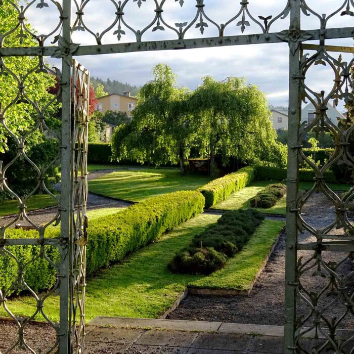 Das rostige Eingangstor zum Kräutergarten in Geras.