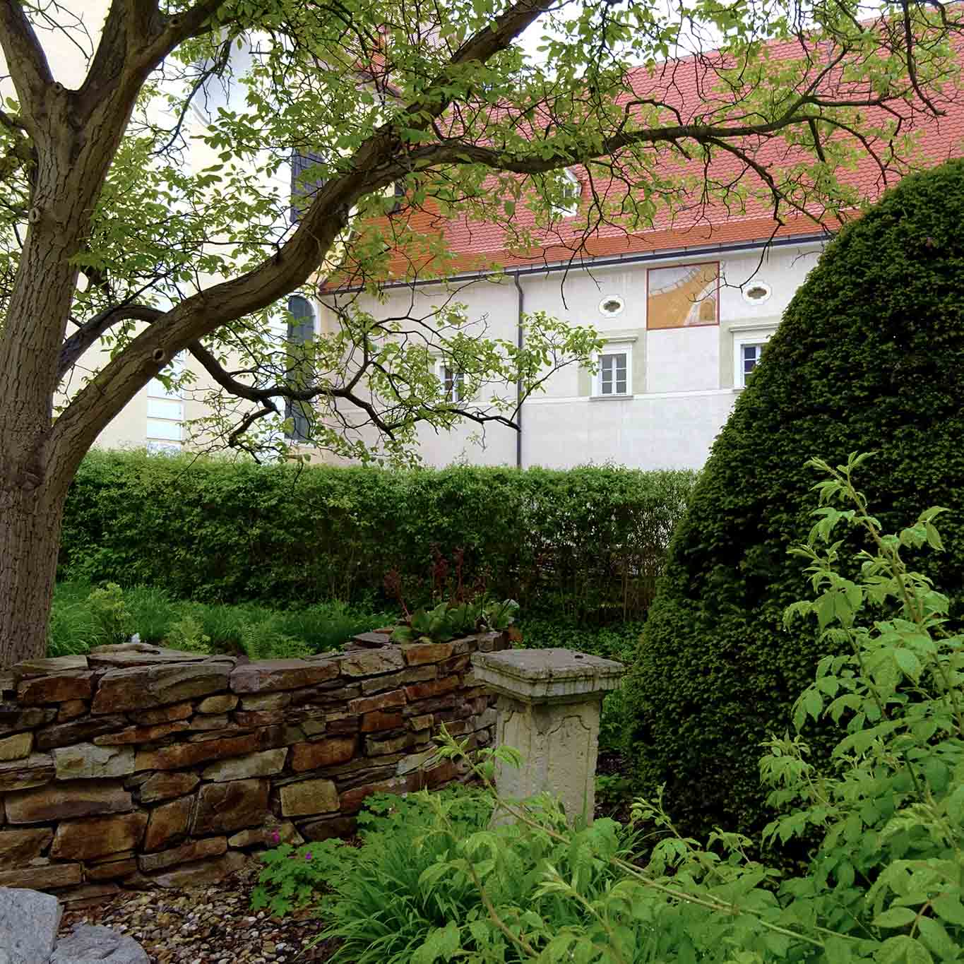 Blick in den Schöpfungsgarten im Stift Altenburg.