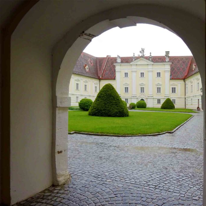 Durchblick in den repräsentativen Prälatenhof des Stiftes Altenburg.