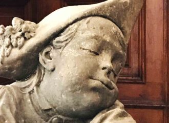 Schlafender Puttomit Dreispitz auf dem Kopf im Schloss zu Schwerin.