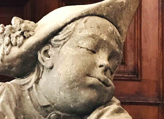 Schlafender Puttomit Dreispitz auf dem Kopf im Schloss zu Schwerin.