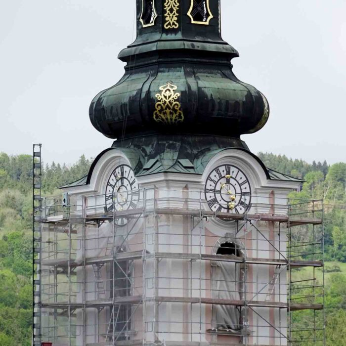 Der Turm der Stiftskirche zu Wilhering.