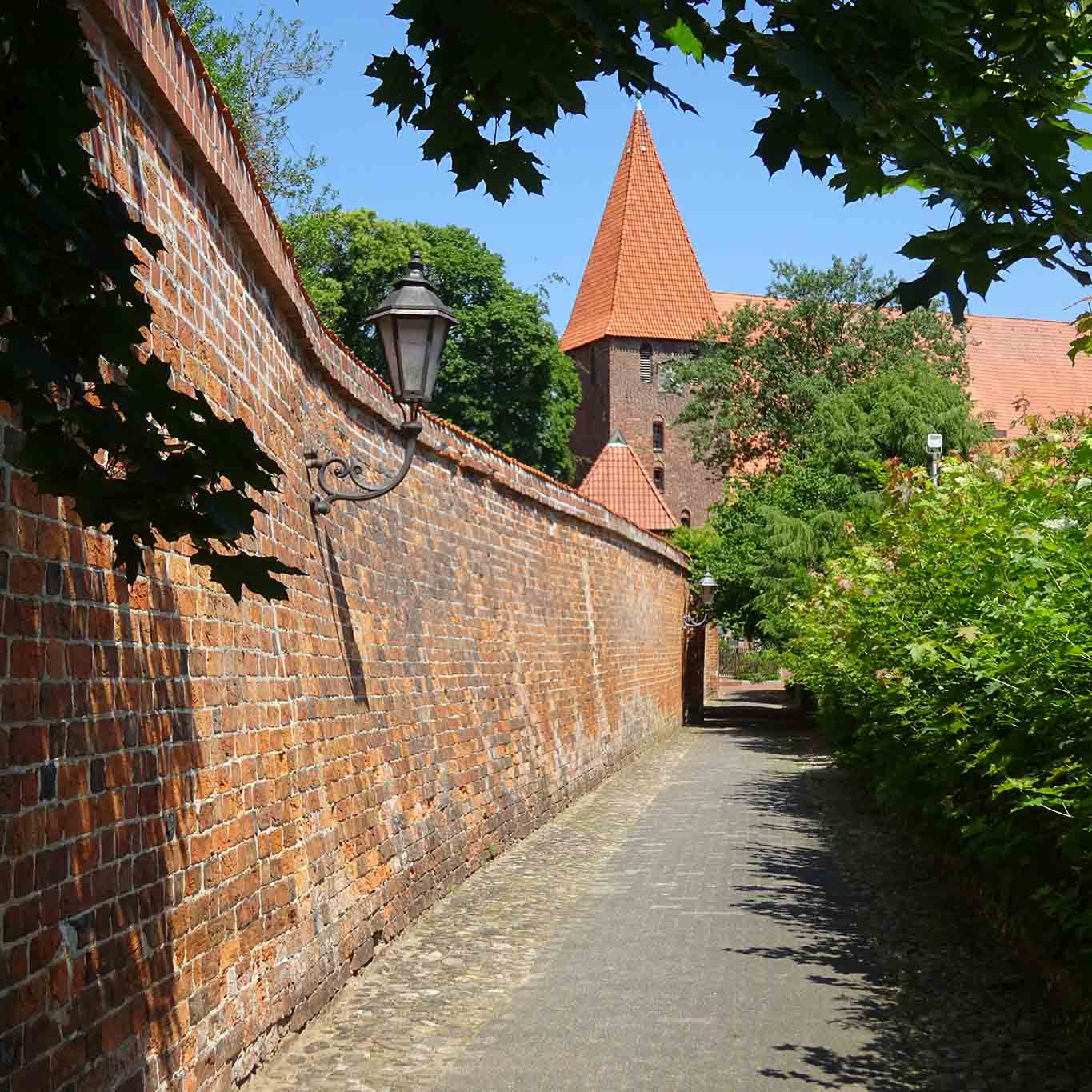 Das Ortsbild des kleinen Heidedorfs Ebstorf ist stark durch das Kloster geprägt.