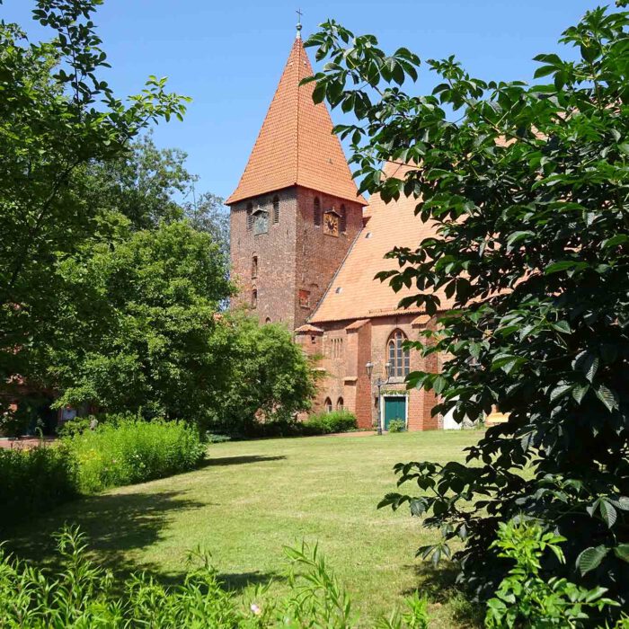 Die Klosterkirche Ebstorf vom Süden aus gesehen.