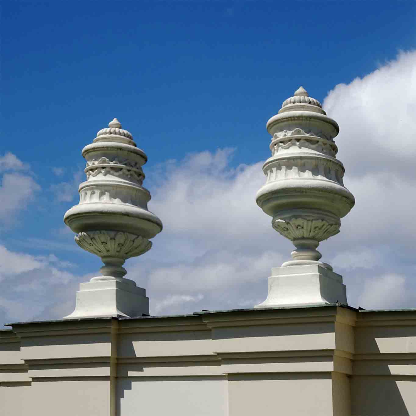 Vasen auf der Mauerkrone des Schlosses Belvedere.