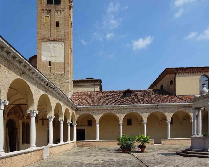 Der Kreuzgang im Chiostro pensile.