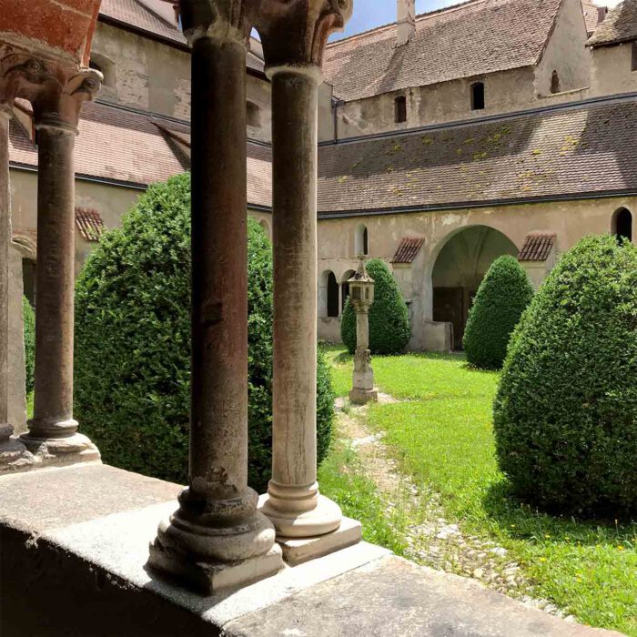 Der Kreuzgang bietet Schatten und meditative Ausblicke in den Garten.