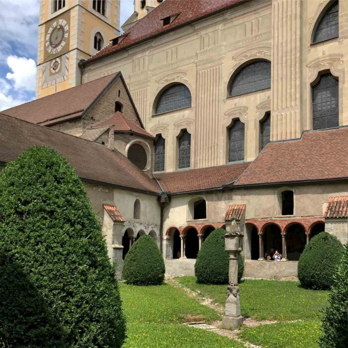 Blick auf den Dom aus dem Kreuzgang.