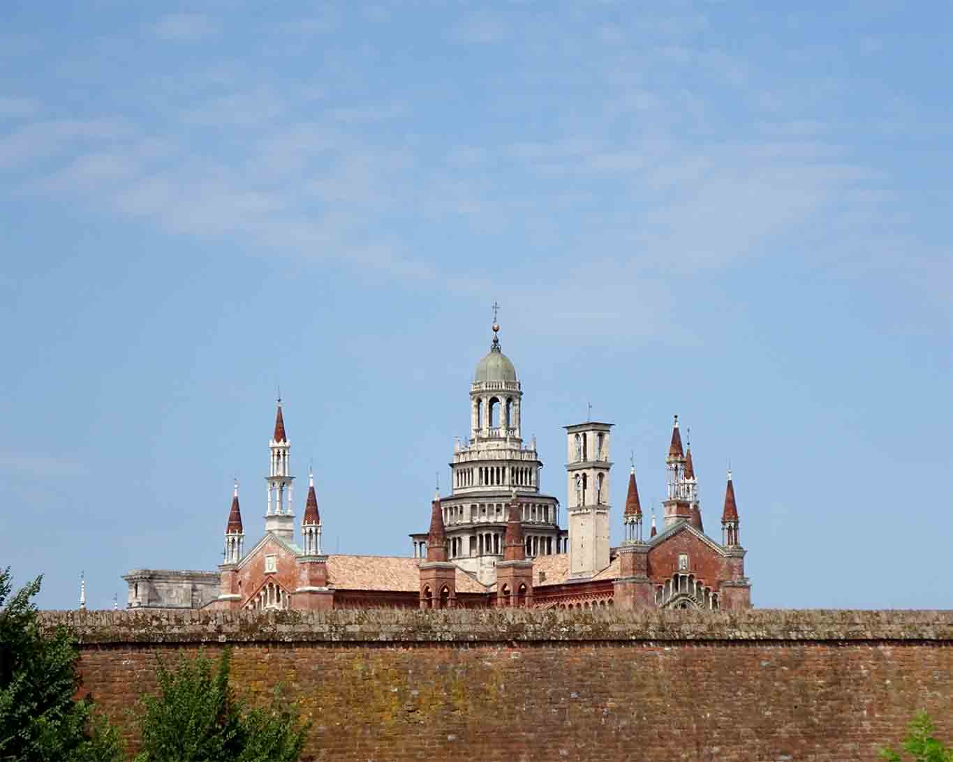 Wie eine Stein gewordene Hochzeitstorte beeindruckt die Certosa di Pavia mit ihrer Pracht.