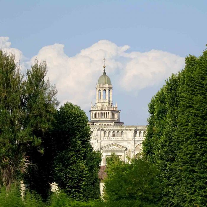 Von Weitem künden die Türme des Klosters Certosa di Pavia in den grünen Reisfeldern mit ihren verzweigeten und romantischen Kanälen.