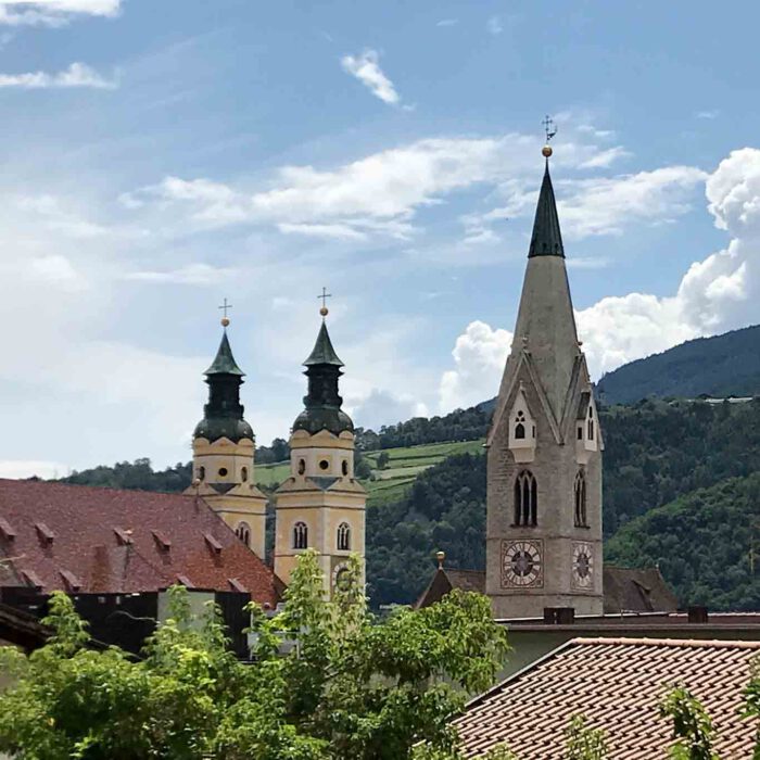 Die linken beiden Türme gehören zum Dom von Brixen.