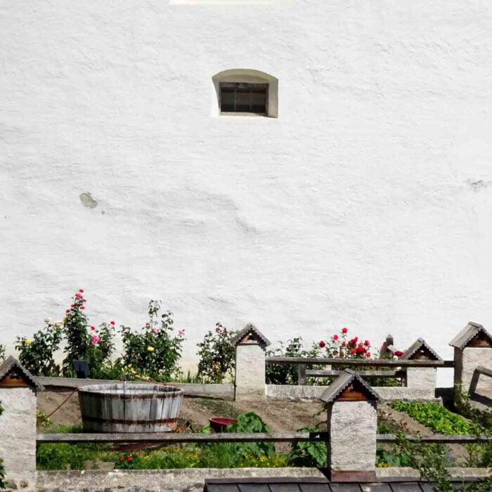 Nur die Rosen schmiegen sich an die weissen Mauern des Klosters.