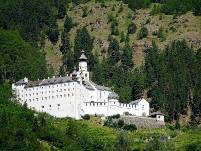 Wie aus einer anderen Zeit leuchtet das Kloster ins Tal.