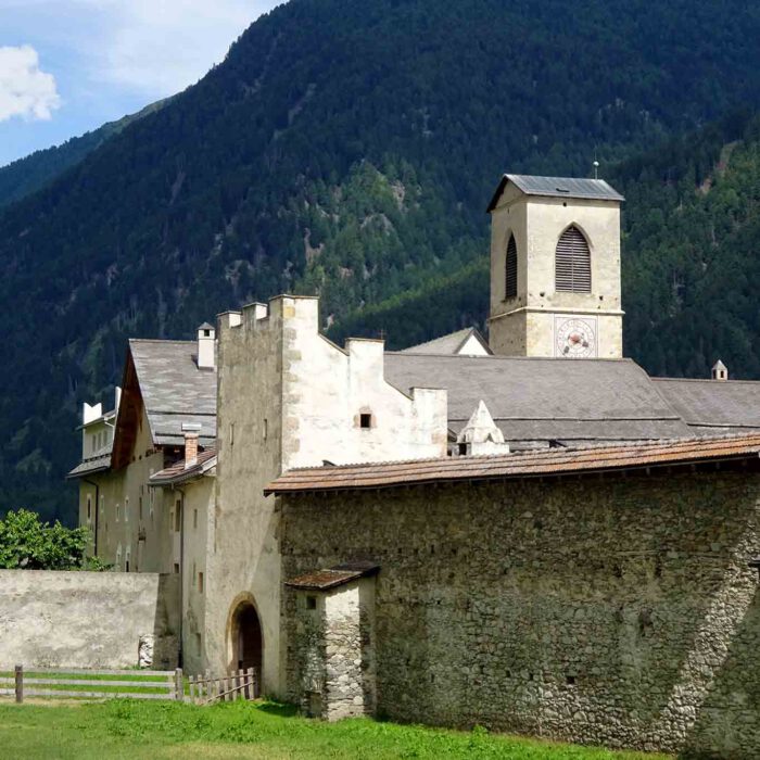 Kompakt drängen sich die Gebäude um den Klosterkern, den ehemaligen Wachturm.