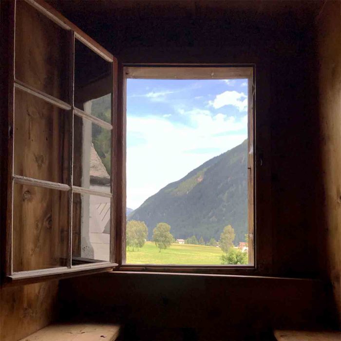 Berge. Überall Berge, wenn man aus dem Fenster schaut.