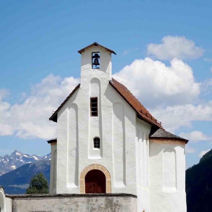 Stolz und strahlend grüsst die Heiligkreuzkapelle an der Strasse.