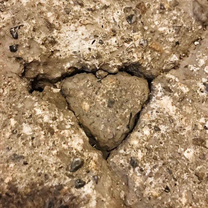 Im Lehm gestampften Boden unterhalb der Treppe befindet sich dieses Herz aus Stein und Lehm.