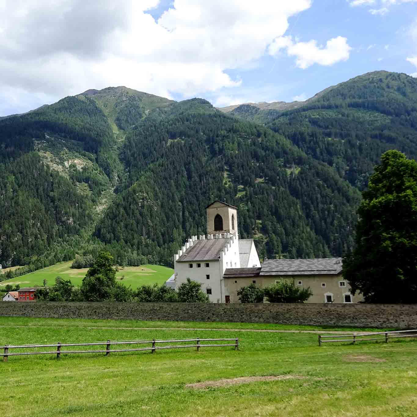 Muestair liegt auf dem Bergsattel zwischen Italien und der Schweiz.