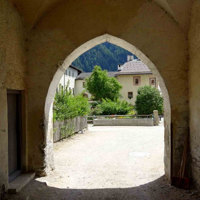 Vom Wald her betritt man das Kloster durch ein gotisches Portal.