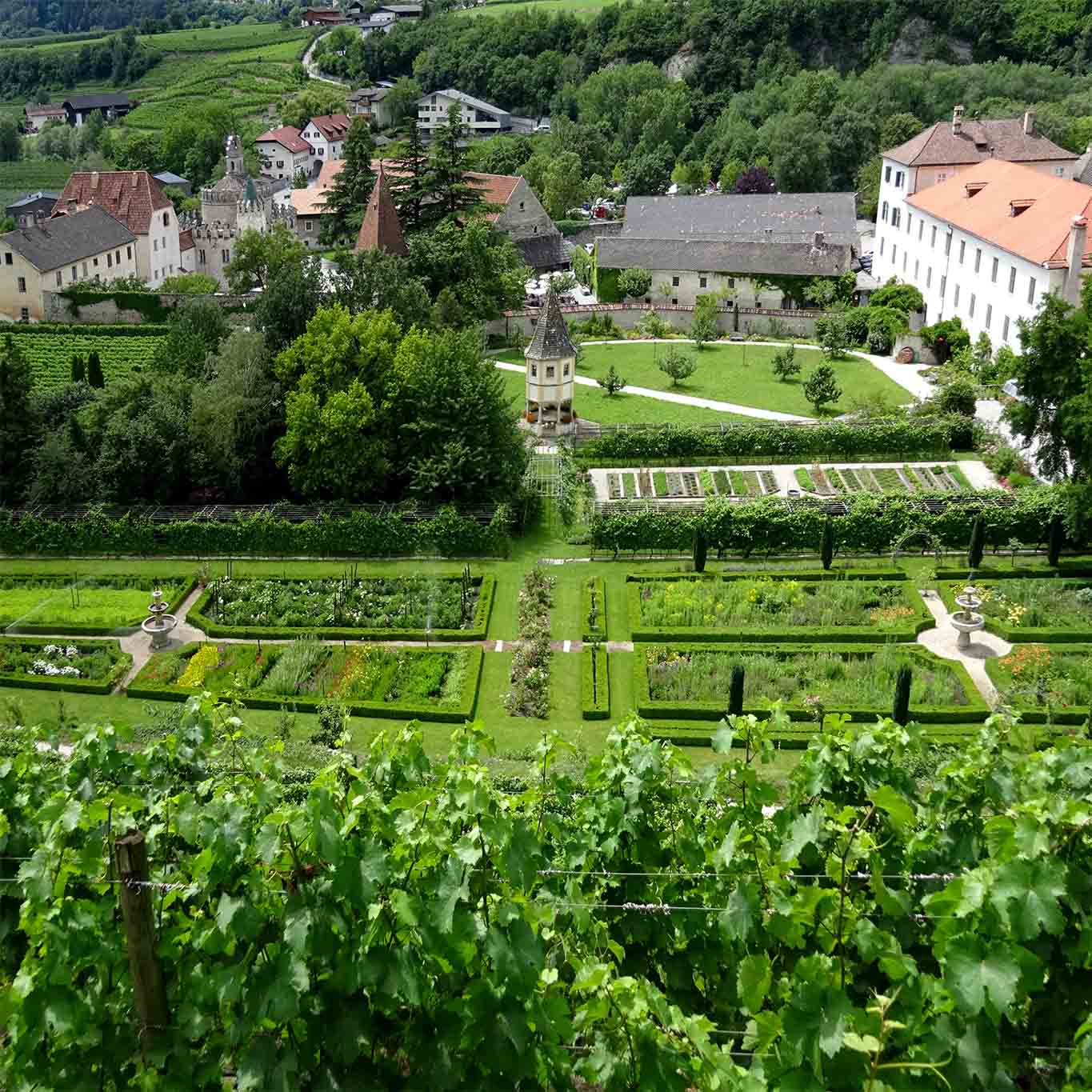 Ganz klassisch: Wein, Blumen, Kräuter und Obst bringen die Gärten des Klosters hervor.