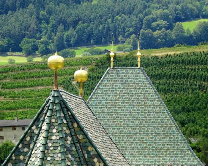 Die bunten Dachschindeln sind das Markenzeichen für die Tiroler Architektur.
