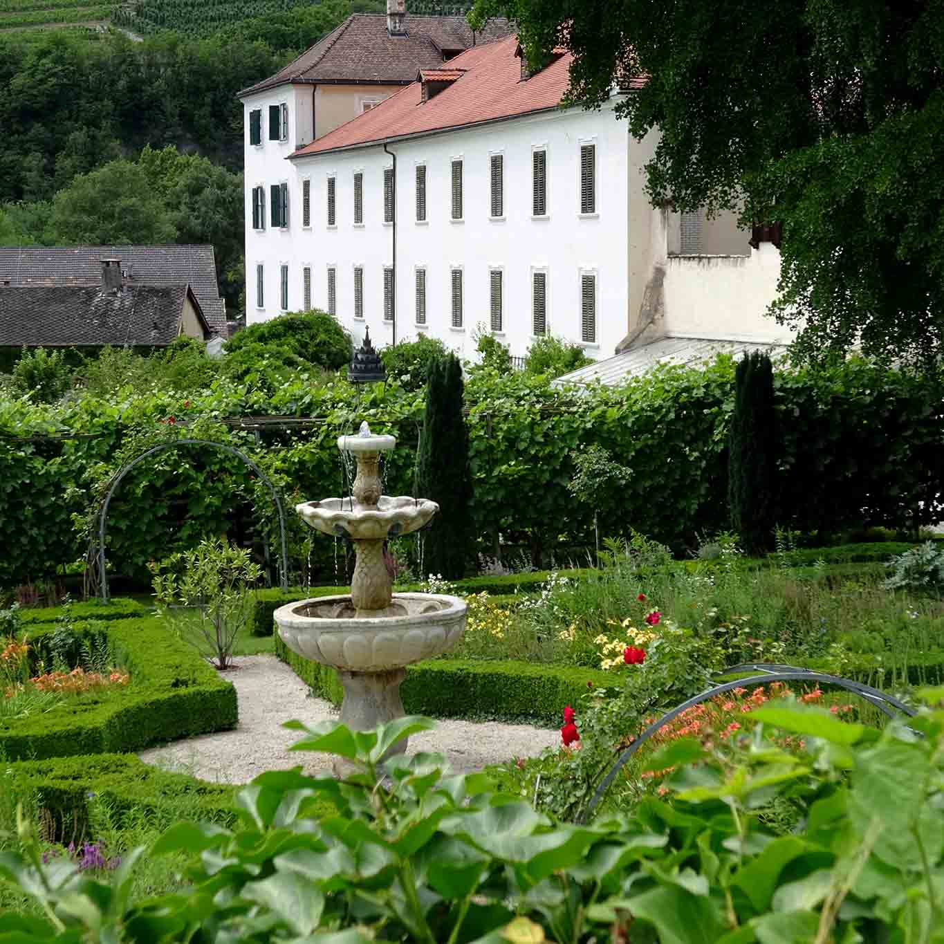 Der plätschernde Brunnen als Mittelpunkt des Klostergartens spendet Wasser und Ruhe.