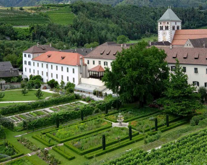 Schmucke Gärten sind der Obst-, Kräuter- und Barockgarten.