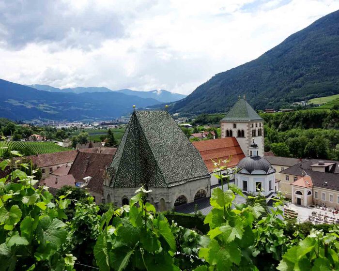 Rund vier Kilometer nördlich befindet sich das Augustiner Chorherrenstift Neustift.