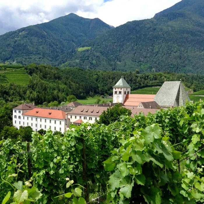 Romantik pur bieten die Ausblicke auf das Kloster Neustift.